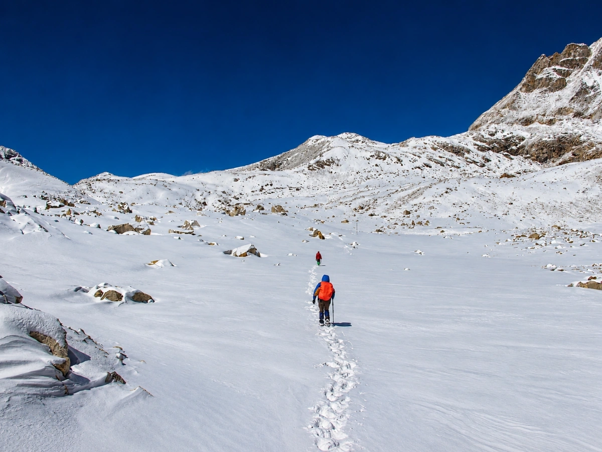 Crossing-Larkya-La-Pass