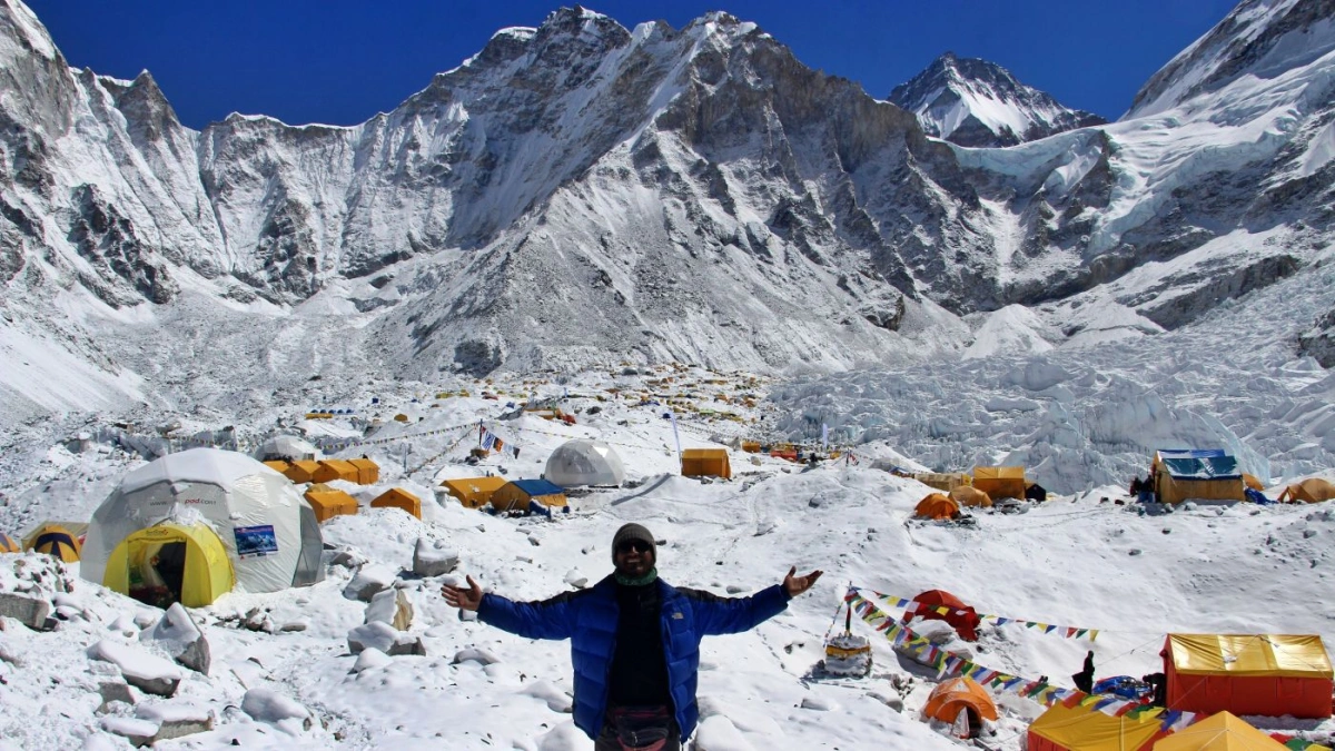 Everest base camp climbing season